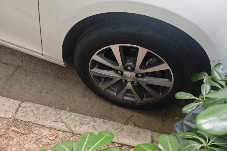 Used Chevrolet Malibu 2016 2.0L Automatic Luxury Edition Right Front Wheel Hub