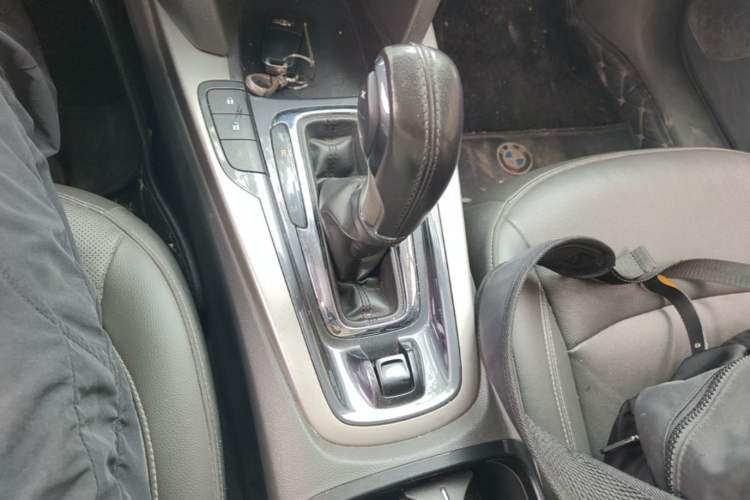 Used Chevrolet Malibu 2016 2.0L Automatic Luxury Edition Gear Lever