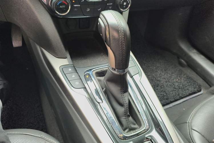Used Chevrolet Malibu 2017 1.5T Automatic Luxury Edition Gear Lever