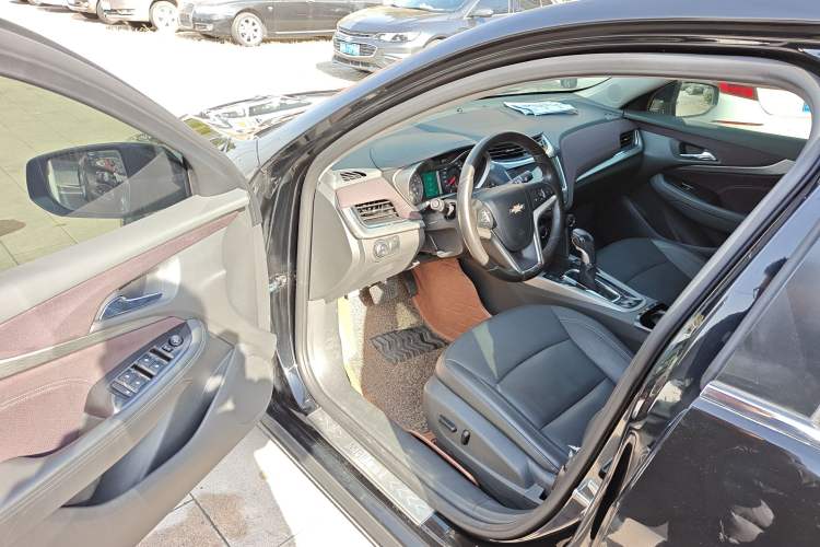 Used Chevrolet Malibu 2017 1.5T Automatic Luxury Edition Interior 2