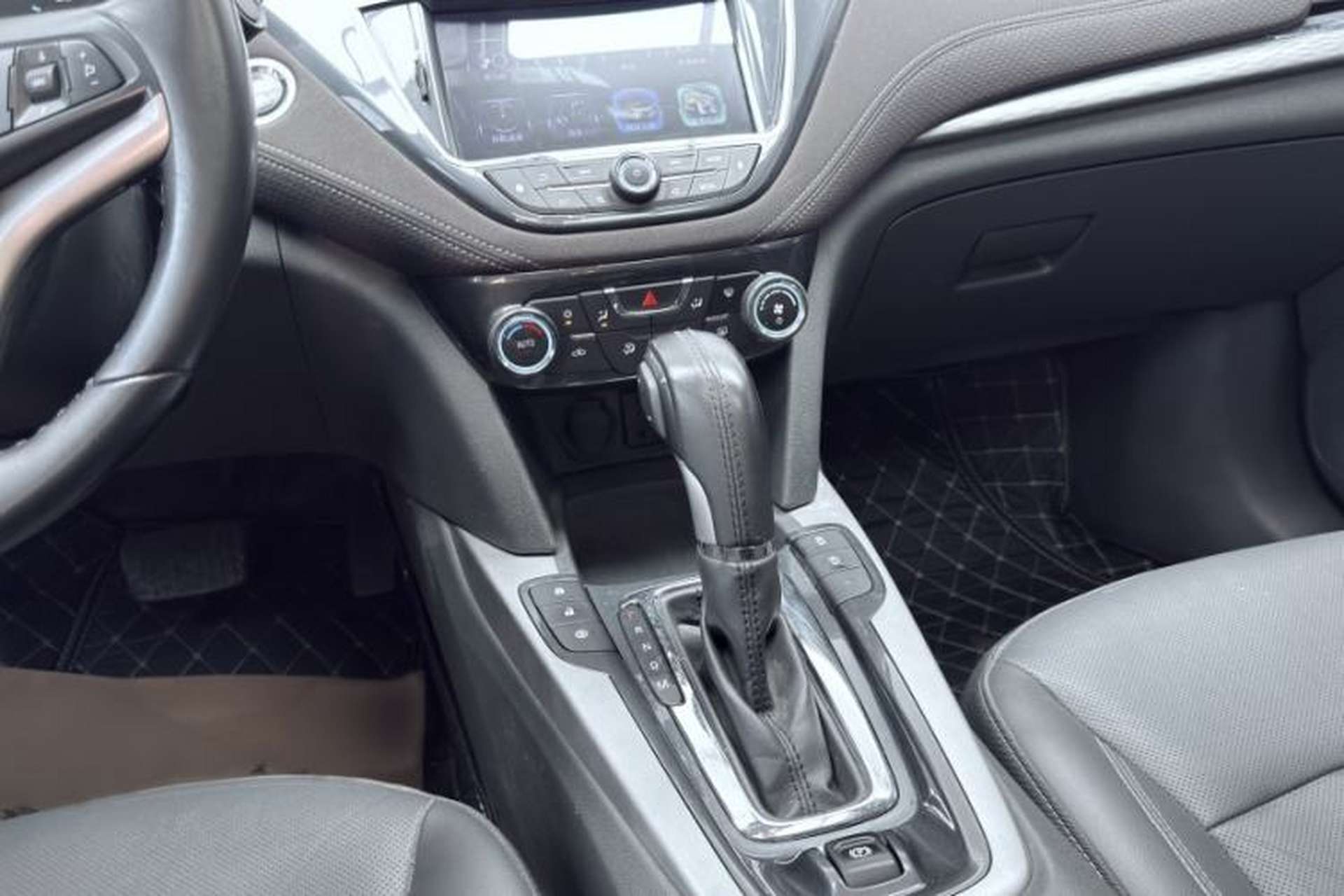 Used Chevrolet Malibu 2017 1.5T Automatic Luxury Edition Interior 4