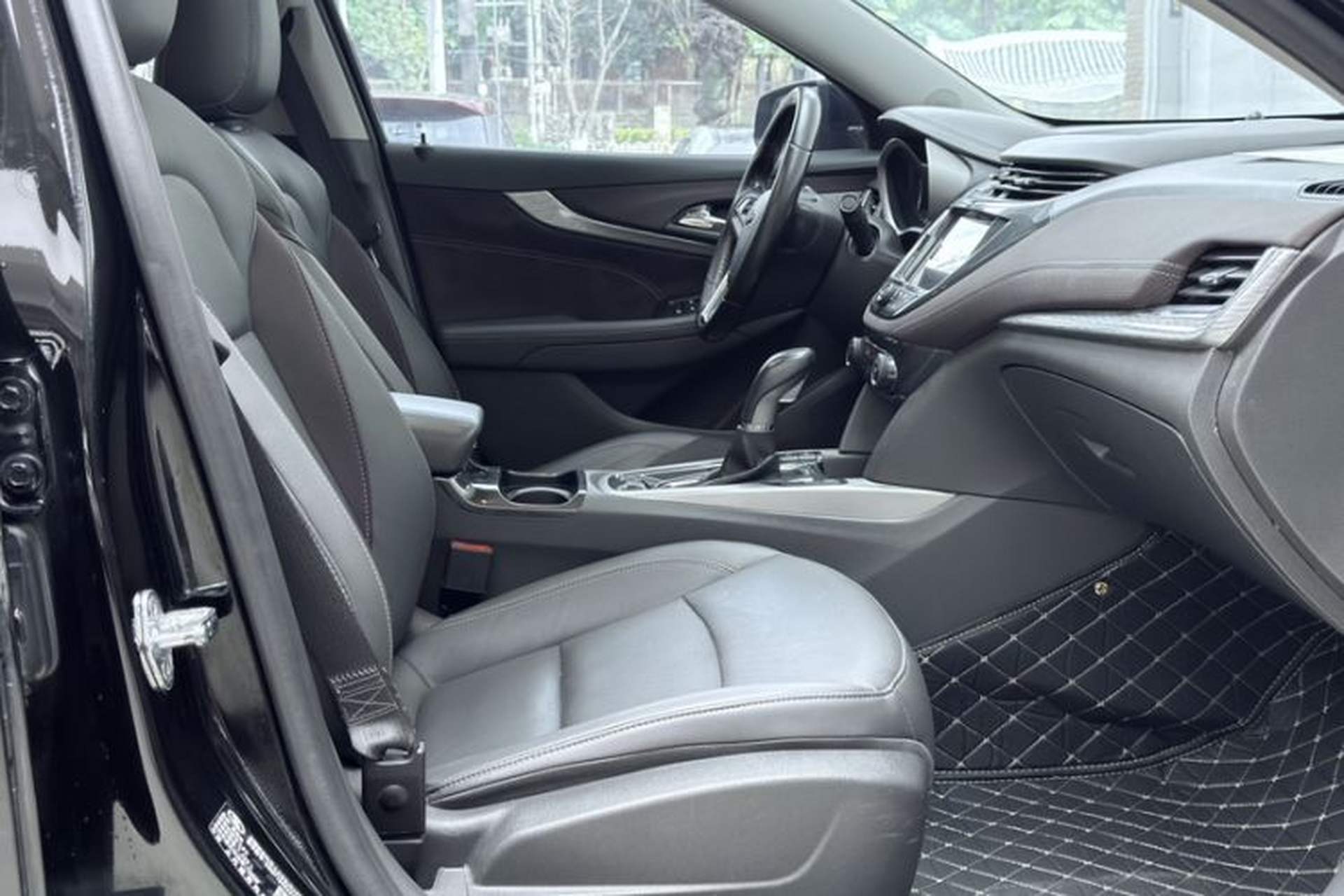 Used Chevrolet Malibu 2017 1.5T Automatic Luxury Edition Interior 8