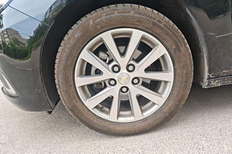 Used Chevrolet Malibu 2017 1.5T Automatic Luxury Edition Left Front Wheel Hub
