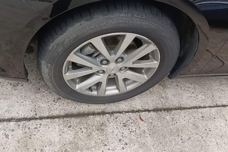Used Chevrolet Malibu 2017 1.5T Automatic Luxury Edition Left Front Wheel Hub