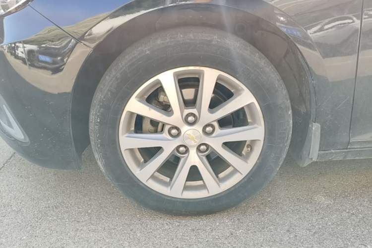 Used Chevrolet Malibu 2017 1.5T Automatic Luxury Edition Left Front Wheel Hub