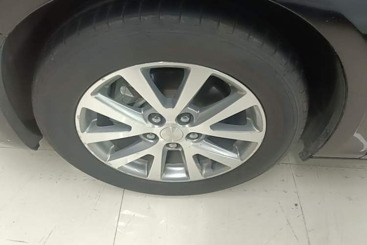 Used Chevrolet Malibu 2017 1.5T Automatic Luxury Edition Left Front Wheel Hub
