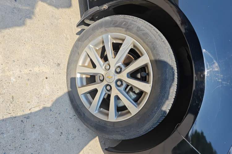 Used Chevrolet Malibu 2017 1.5T Automatic Luxury Edition Right Front Wheel Hub