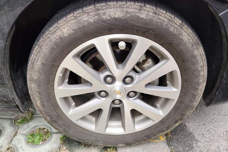 Used Chevrolet Malibu 2017 1.5T Automatic Luxury Edition Right Front Wheel Hub