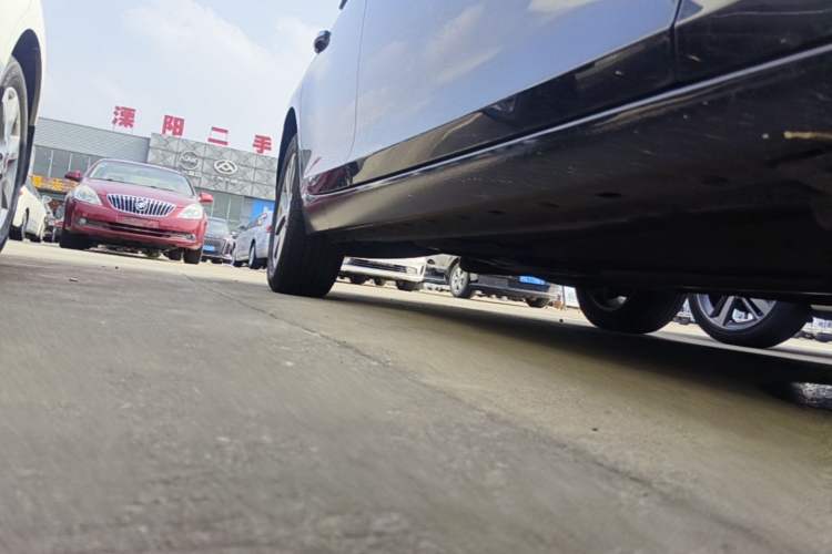Used Chevrolet Malibu 2017 1.5T Automatic Luxury Edition Right Side Sill
