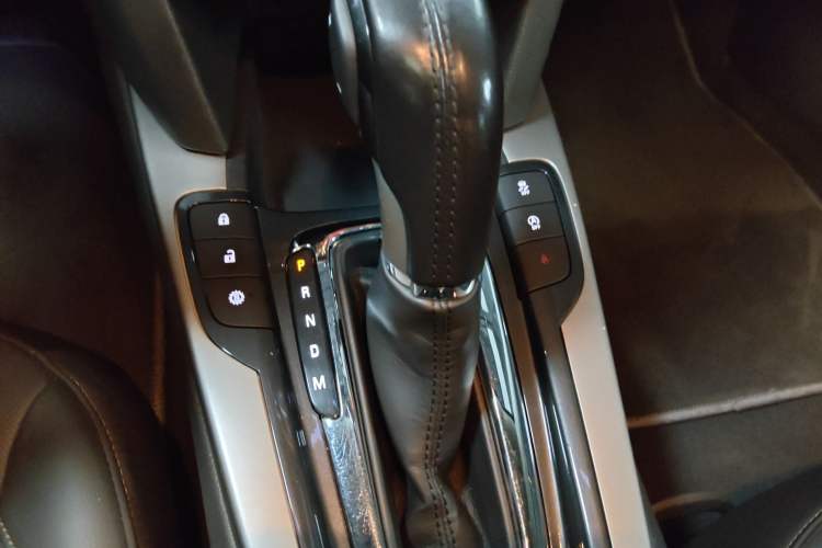 Used Chevrolet Malibu 2017 1.5T Automatic Luxury Edition Gear Lever