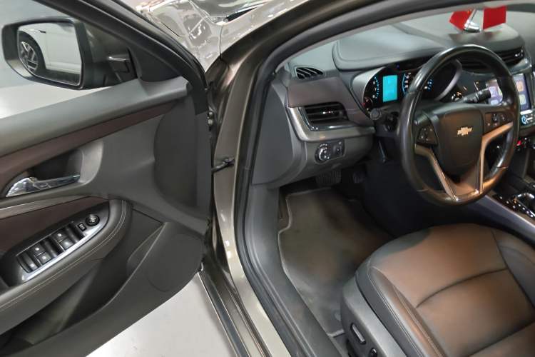 Used Chevrolet Malibu 2017 1.5T Automatic Luxury Edition Interior 3