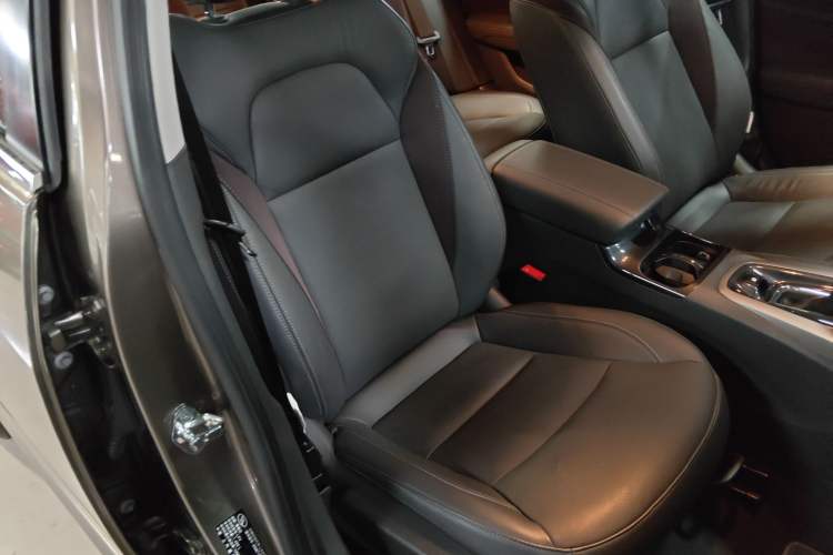 Used Chevrolet Malibu 2017 1.5T Automatic Luxury Edition Right Front Seat