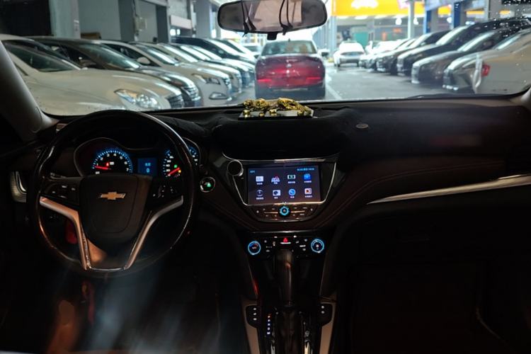 Used Chevrolet Malibu 2017 1.5T Automatic Luxury Edition Center Console