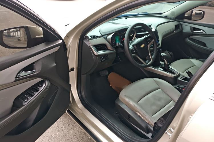 Used Chevrolet Malibu 2017 1.5T Automatic Luxury Edition Interior 3
