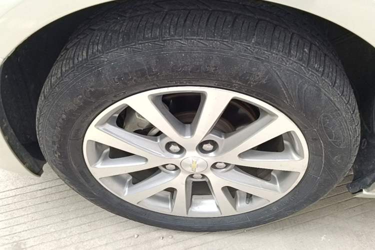 Used Chevrolet Malibu 2017 1.5T Automatic Luxury Edition Left Front Wheel Hub