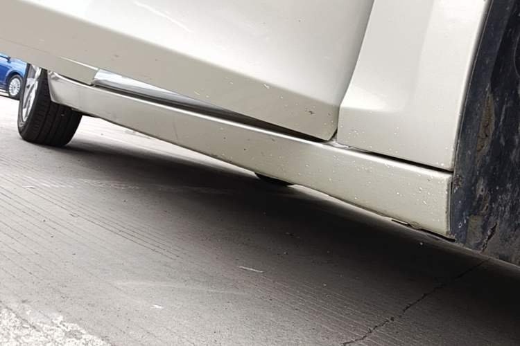 Used Chevrolet Malibu 2017 1.5T Automatic Luxury Edition Right Side Sill