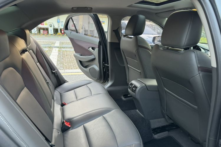 Used Chevrolet Malibu 2017 1.5T Automatic Luxury Edition Interior 5
