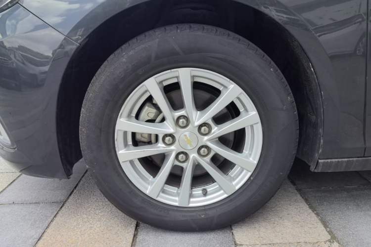 Used Chevrolet Malibu 2017 1.5T Automatic Comfort Edition Left Front Wheel Hub