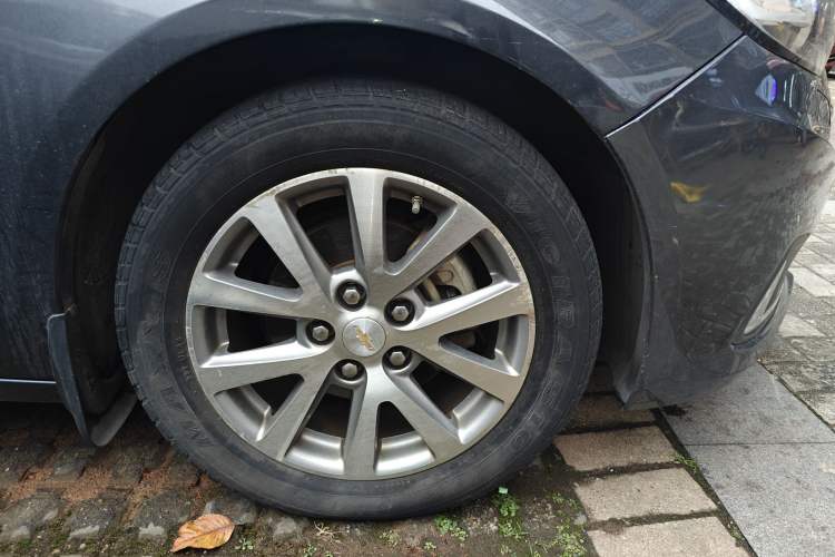 Used Chevrolet Malibu 2017 1.5T Automatic Luxury Edition Right Front Wheel Hub