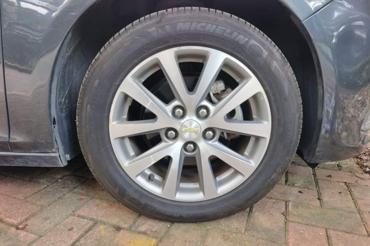 Used Chevrolet Malibu 2017 1.5T Automatic Luxury Edition Right Front Wheel Hub
