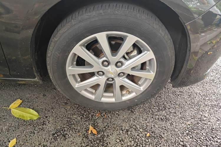 Used Chevrolet Malibu 2017 1.5T Automatic Luxury Edition Right Front Wheel Hub