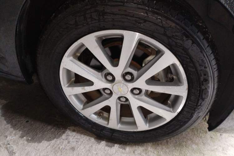 Used Chevrolet Malibu 2017 1.5T Automatic Luxury Edition Right Front Wheel Hub