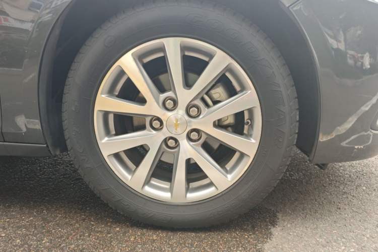 Used Chevrolet Malibu 2017 1.5T Automatic Luxury Edition Right Front Wheel Hub