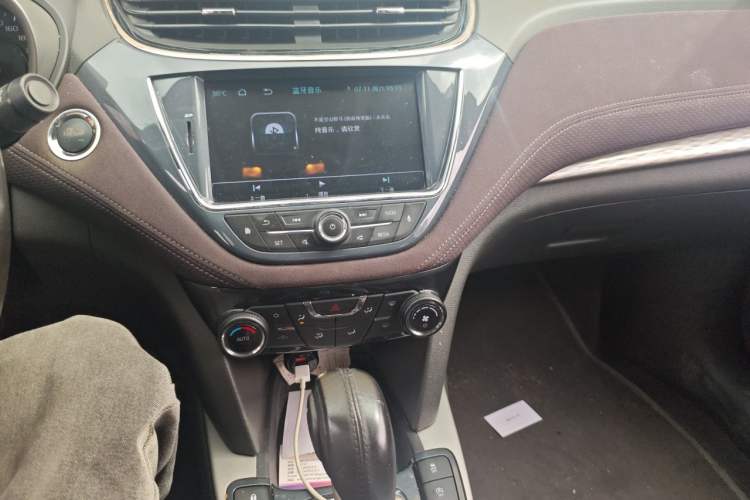 Used Chevrolet Malibu 2017 1.5T Automatic Luxury Edition Audio And AC Panel