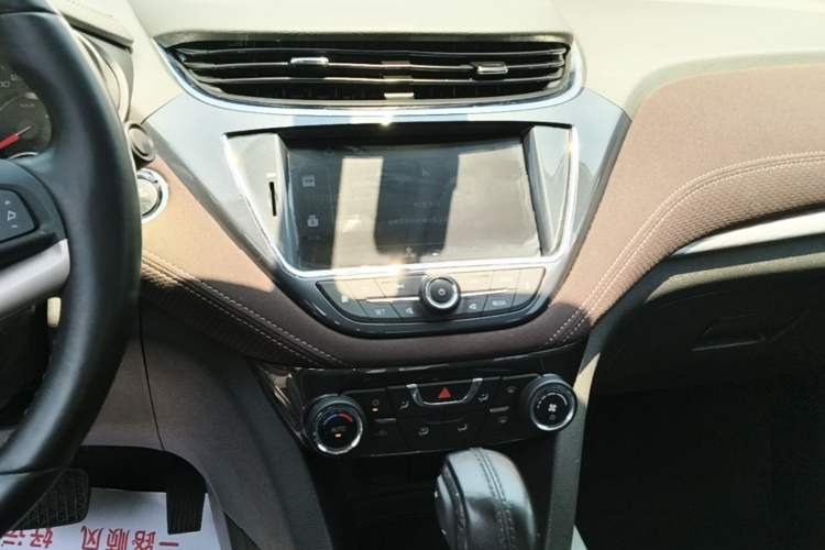 Used Chevrolet Malibu 2017 1.5T Automatic Luxury Edition Audio And AC Panel