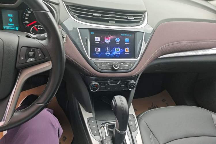 Used Chevrolet Malibu 2017 1.5T Automatic Luxury Edition Audio And AC Panel