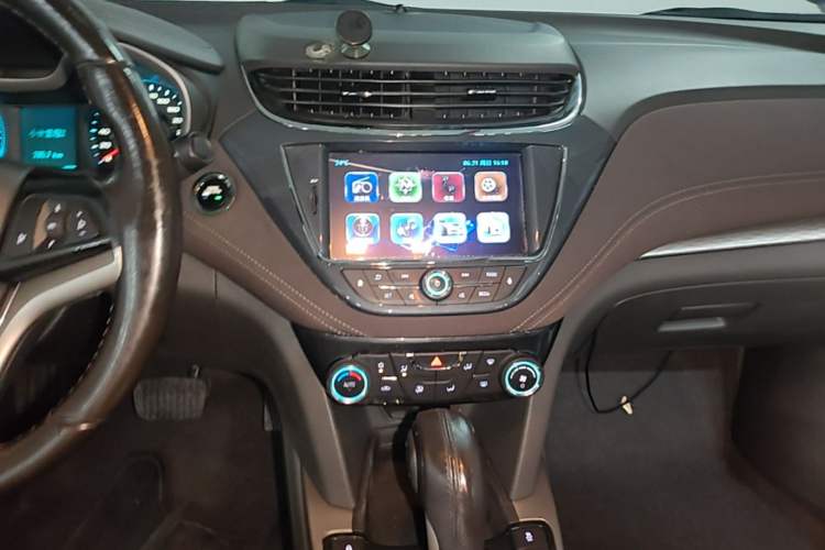 Used Chevrolet Malibu 2017 1.5T Automatic Luxury Edition Audio And AC Panel