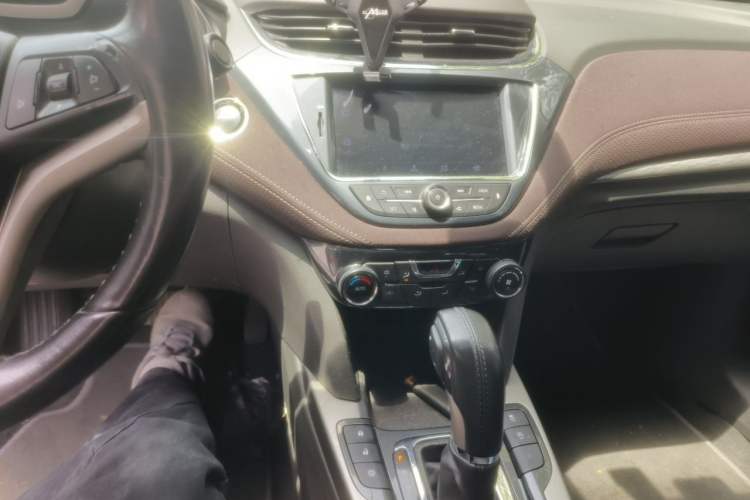 Used Chevrolet Malibu 2017 1.5T Automatic Luxury Edition Audio And AC Panel