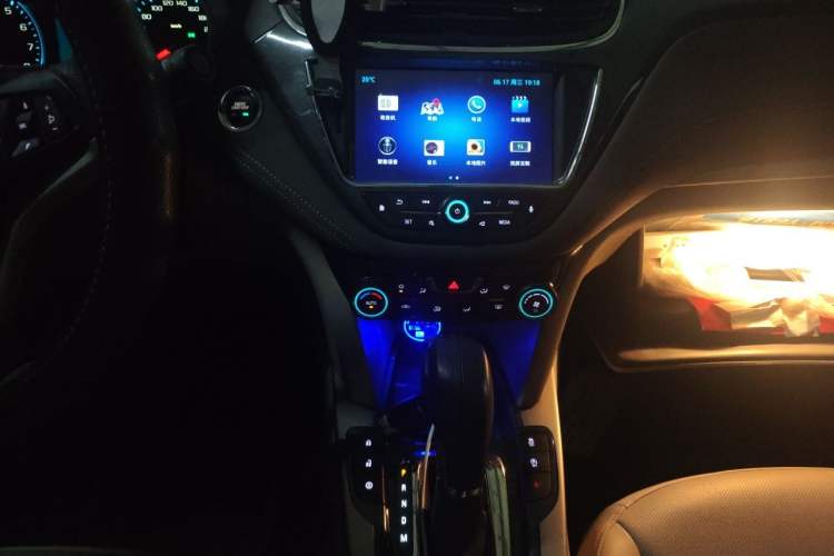 Used Chevrolet Malibu 2017 1.5T Automatic Luxury Edition Audio And AC Panel
