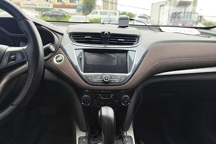 Used Chevrolet Malibu 2017 1.5T Automatic Luxury Edition Audio And AC Panel