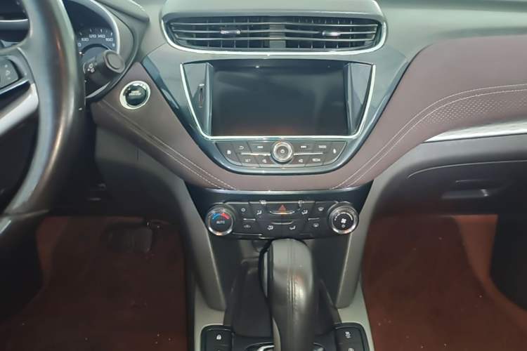 Used Chevrolet Malibu 2017 1.5T Automatic Luxury Edition Audio And AC Panel