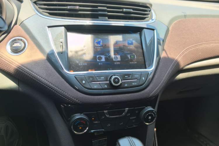 Used Chevrolet Malibu 2017 1.5T Automatic Luxury Edition Audio And AC Panel