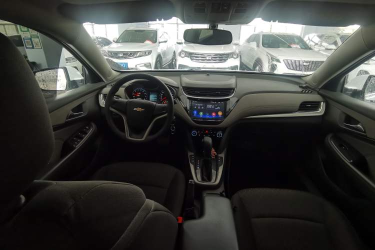 Used Chevrolet Malibu 2017 1.5T Automatic Comfort Edition Center Console