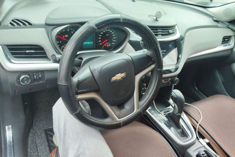 Used Chevrolet Malibu 2017 1.5T Automatic Comfort Edition Center Console