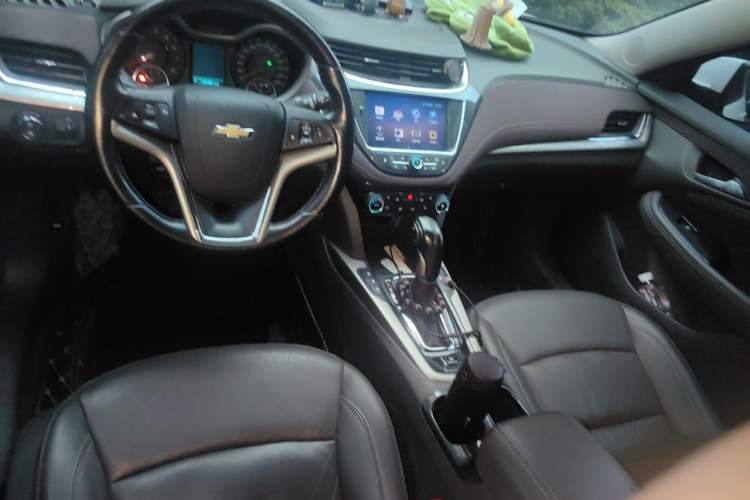 Used Chevrolet Malibu 2017 1.5T Automatic Luxury Edition Center Console