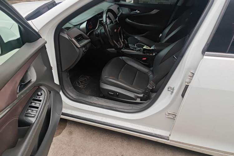 Used Chevrolet Malibu 2017 1.5T Automatic Luxury Edition Driver Seat