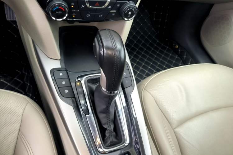 Used Chevrolet Malibu 2017 1.5T Automatic Luxury Edition Gear Lever