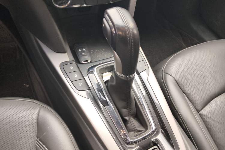 Used Chevrolet Malibu 2017 1.5T Automatic Luxury Edition Gear Lever