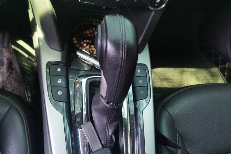 Used Chevrolet Malibu 2017 1.5T Automatic Luxury Edition Gear Lever