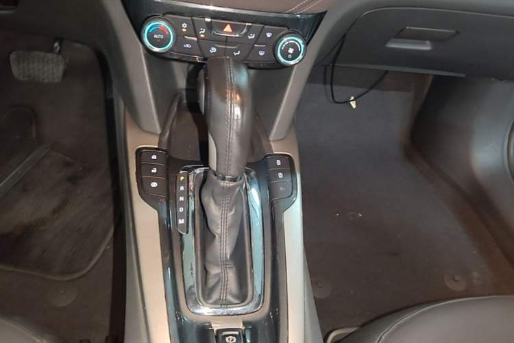 Used Chevrolet Malibu 2017 1.5T Automatic Luxury Edition Gear Lever