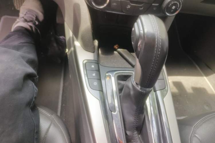 Used Chevrolet Malibu 2017 1.5T Automatic Luxury Edition Gear Lever