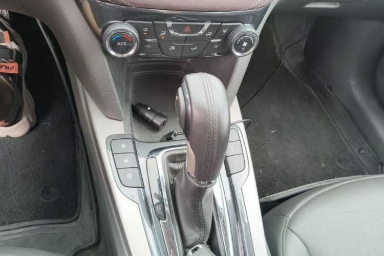 Used Chevrolet Malibu 2017 1.5T Automatic Luxury Edition Gear Lever
