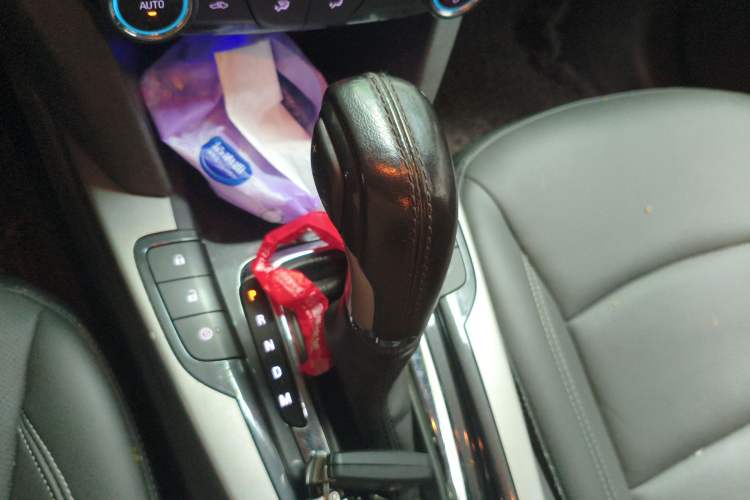 Used Chevrolet Malibu 2017 1.5T Automatic Luxury Edition Gear Lever