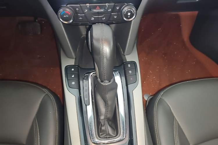 Used Chevrolet Malibu 2017 1.5T Automatic Luxury Edition Gear Lever