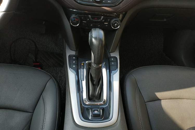 Used Chevrolet Malibu 2017 1.5T Automatic Luxury Edition Gear Lever