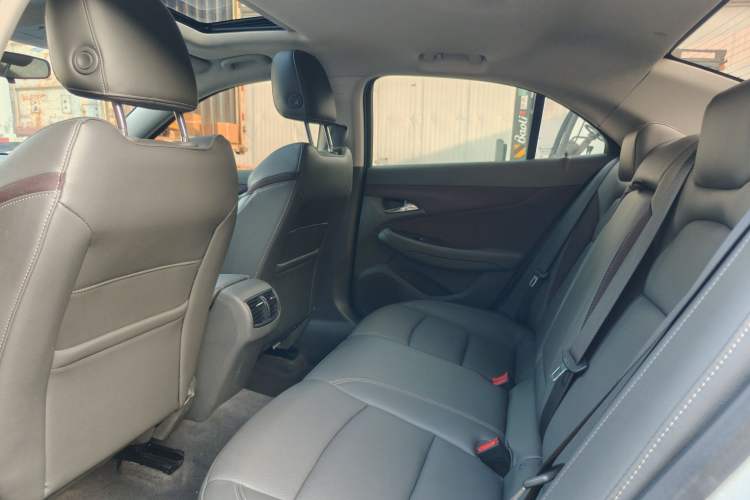Used Chevrolet Malibu 2017 1.5T Automatic Luxury Edition Interior 4